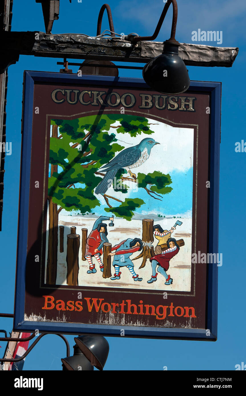 Il cuculo Bush pub segno, Gotham, Nottinghamshire, Regno Unito Foto Stock