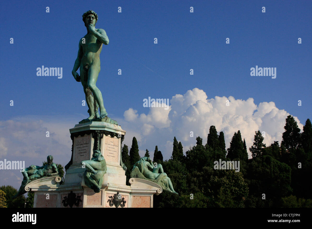 Statua del David di Michelangelo con cielo blu, Firenze, Italia Foto Stock