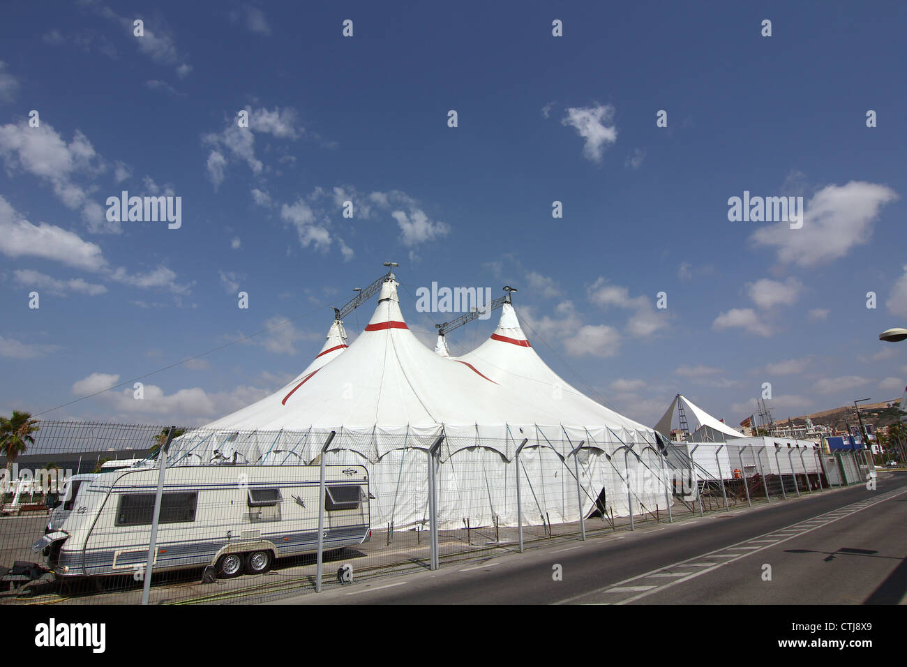 Circus big top bianco con il blu del cielo Foto Stock