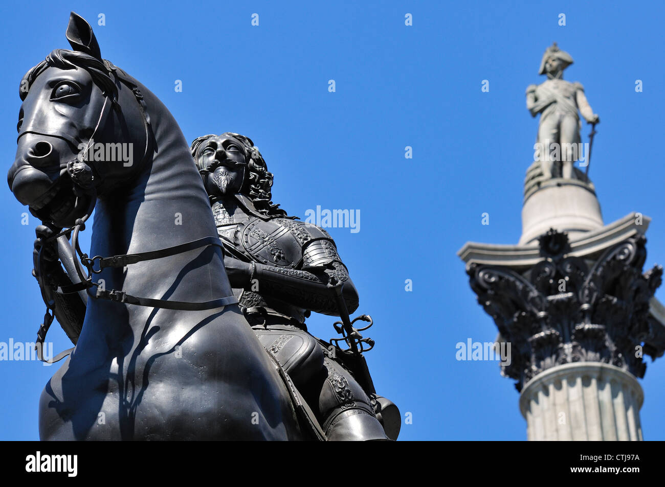 Londra, Inghilterra, Regno Unito. Statua: Charles I (1633 - Hubert le Sueur) in Trafalgar Square. Nelson's colonna dietro Foto Stock