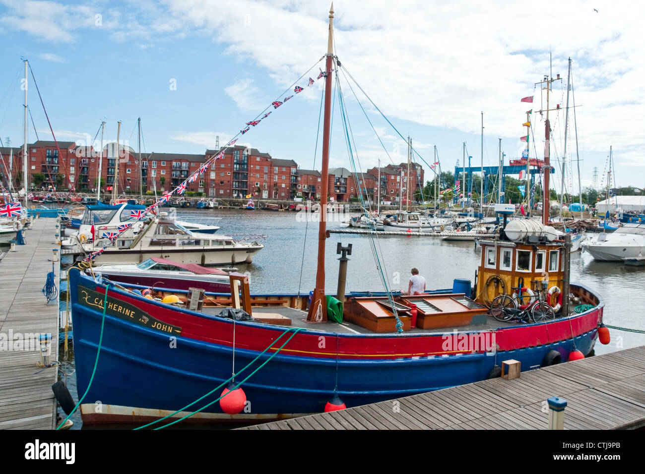 Barca da pesca convertito come un vivere a bordo di una crociera cruiser nel Dock di Preston, Lancashire Foto Stock