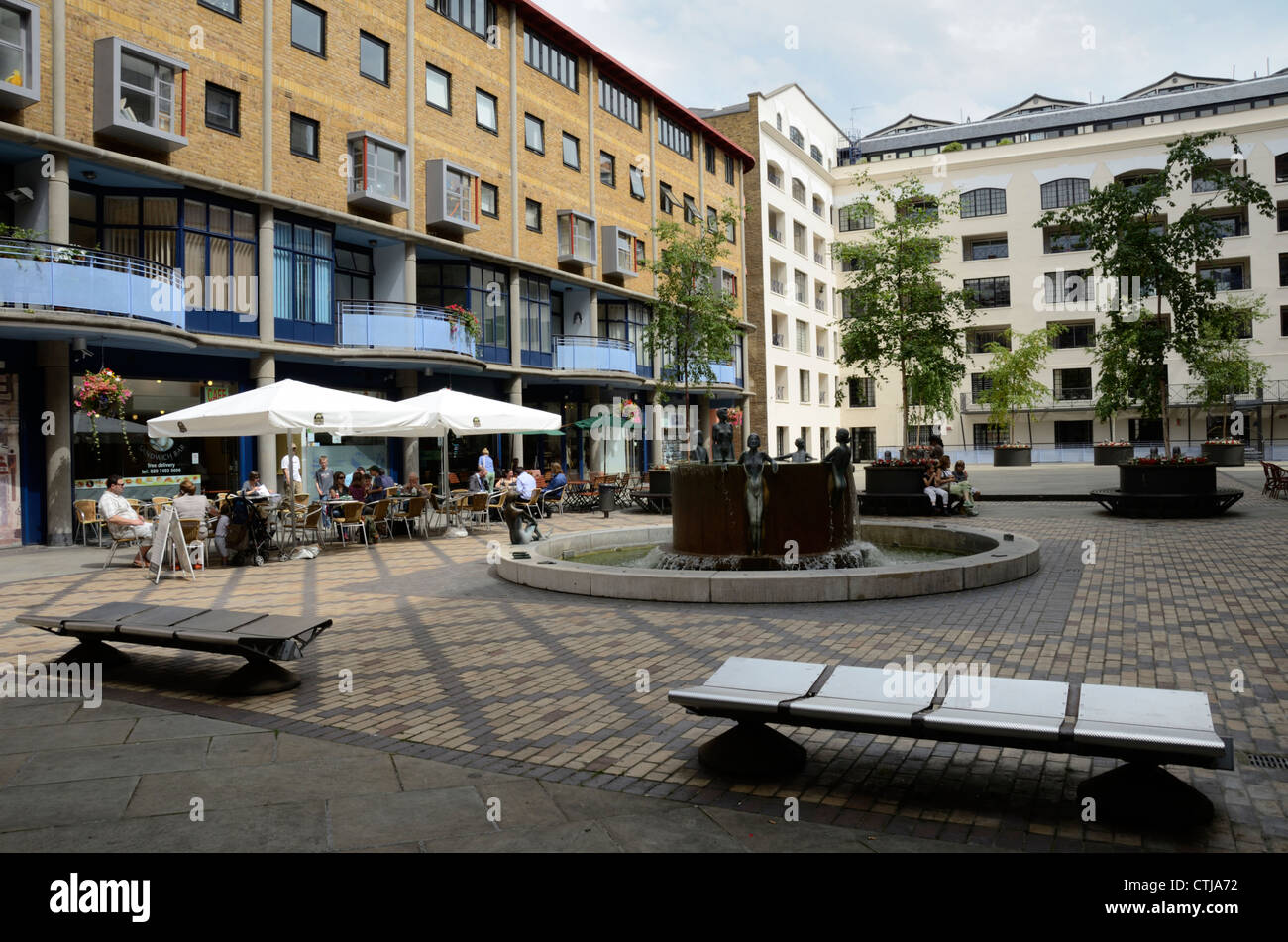 Il Tower Bridge Piazza, Shad Thames, London, Regno Unito Foto Stock