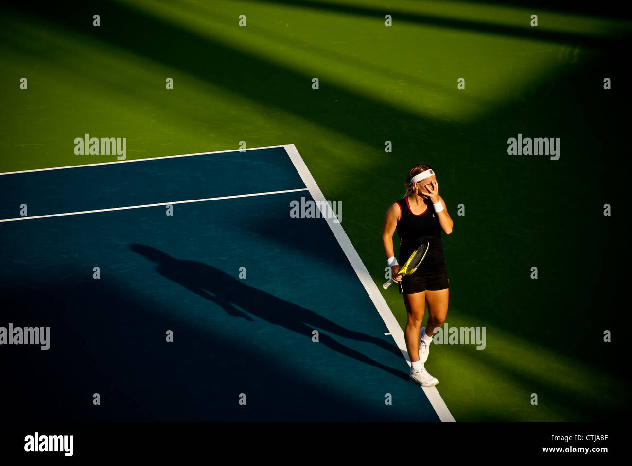 Svetlana Kuznetsova copre il suo volto in una delusione come lei perde un punto al Dubai Tennis Championship 2010 Foto Stock