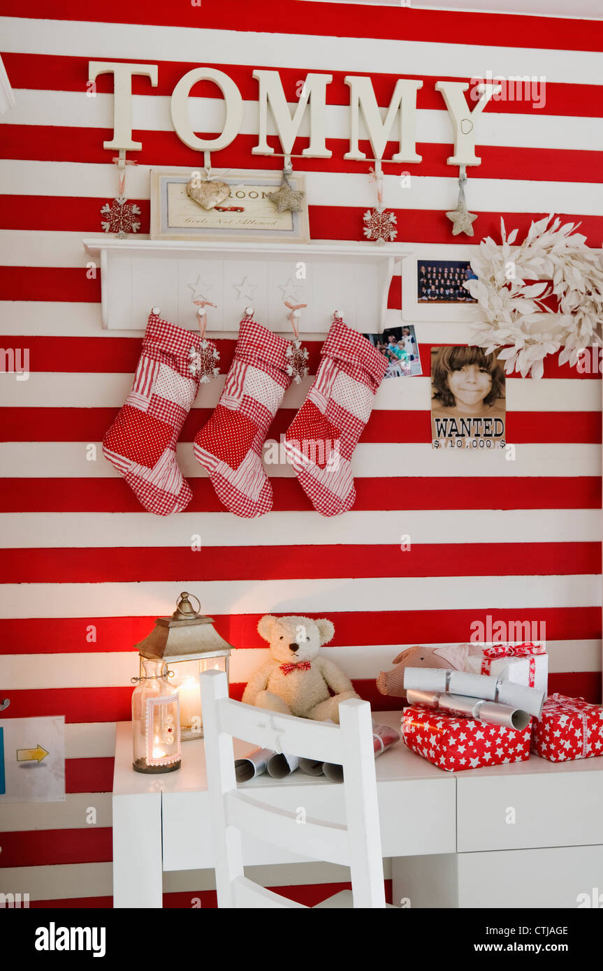 A strisce rosse e sfondo bianco in camera per bambini con patchwork calze di Natale Foto Stock