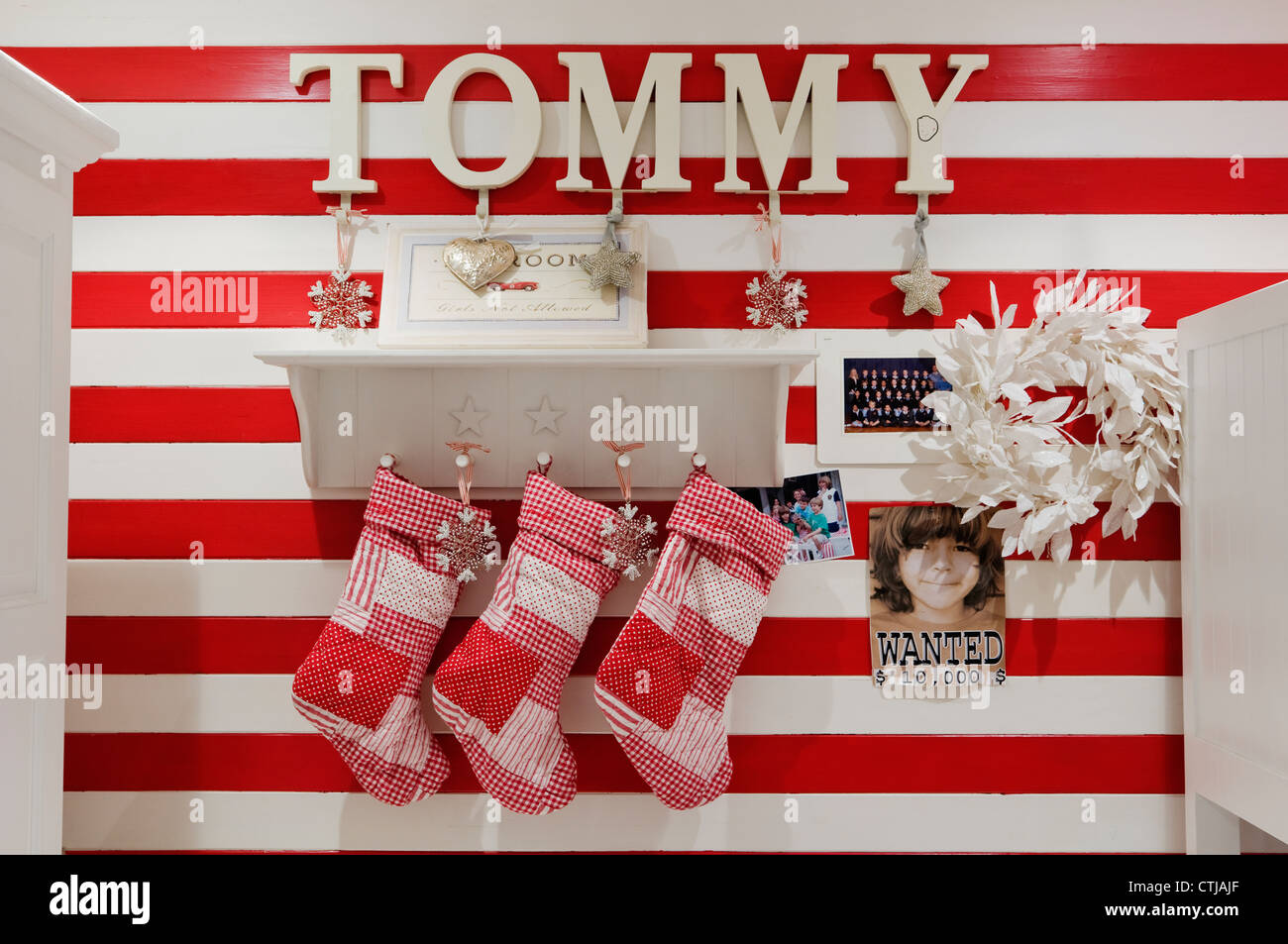 A strisce rosse e sfondo bianco in camera per bambini con patchwork calze di Natale Foto Stock