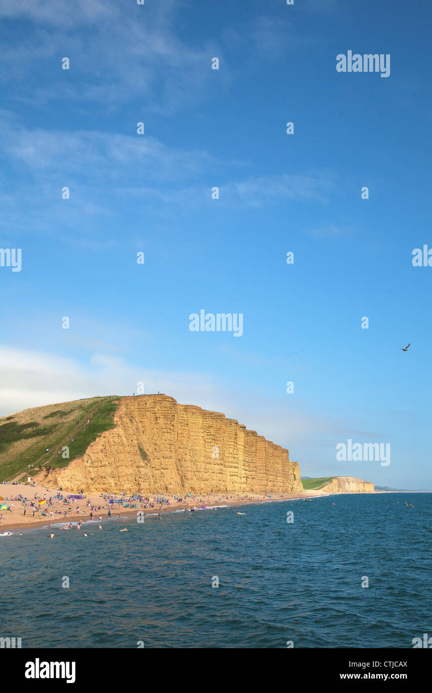 Golden Cap scogliere a West Bay, Dorset, su Jurassic Coast su un bel giorno di estate Foto Stock