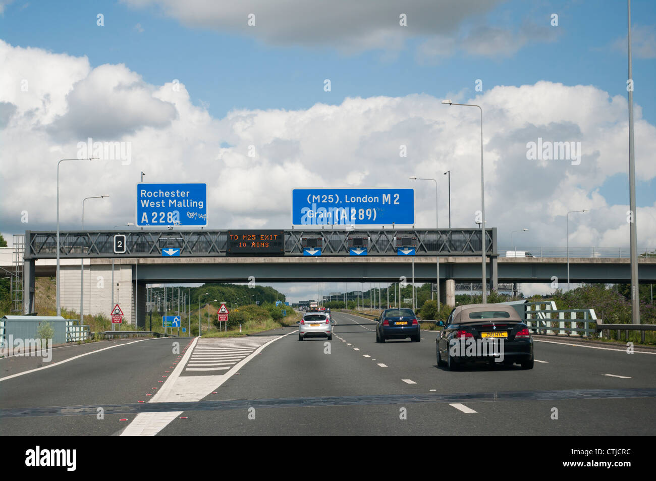 Autostrada M2 Junction 2 J2 Kent Regno Unito con il traffico di automobili veicoli Foto Stock