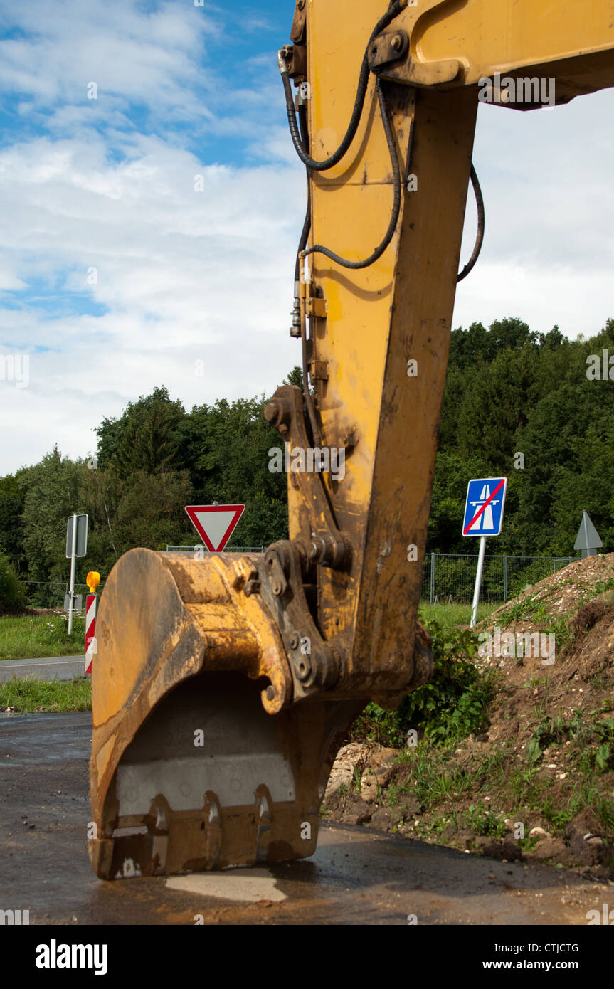 Escavatore essendo parcheggiato a un'autostrada sito in costruzione in Germania Foto Stock