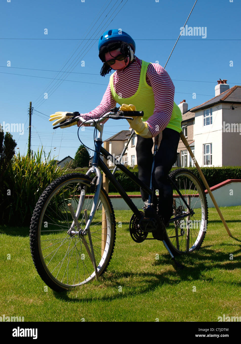 Ciclista, Kilkhampton a tema olimpico Spaventapasseri Festival 2012, Cornwall, Regno Unito Foto Stock