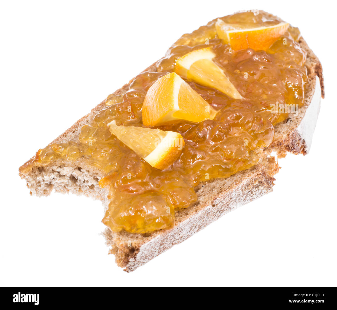 Fetta di pane con marmellata di arancio isolato su sfondo bianco Foto Stock