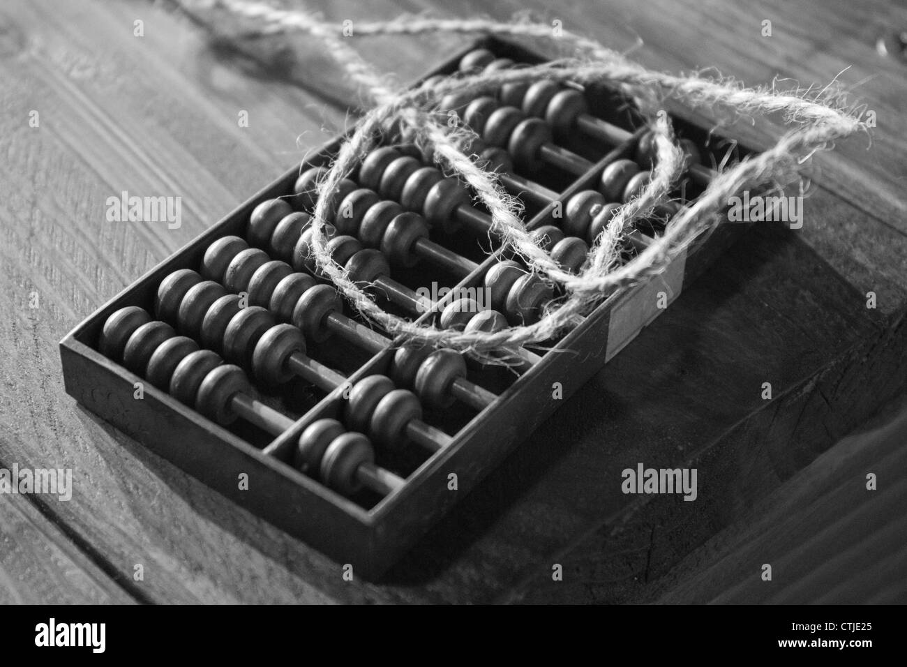 Un legno di antiquariato abacus. su una panca in legno, la fotografia in bianco e nero Foto Stock