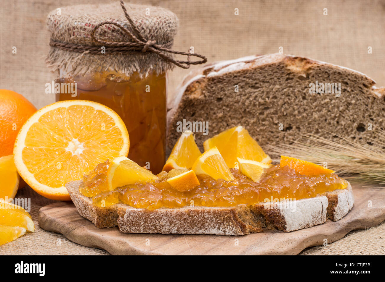 Fatta fresca Marmellata di colore arancione su sfondo rustico Foto Stock