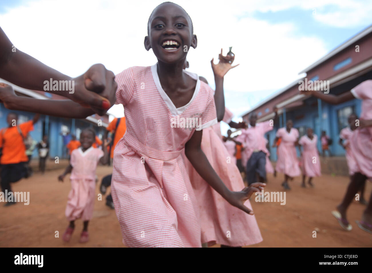 La scuola dei bambini giocare presso l'ONG finanziate serbava Kids scuola primaria in Kosovo delle baraccopoli di Kampala City in Uganda. Foto Stock