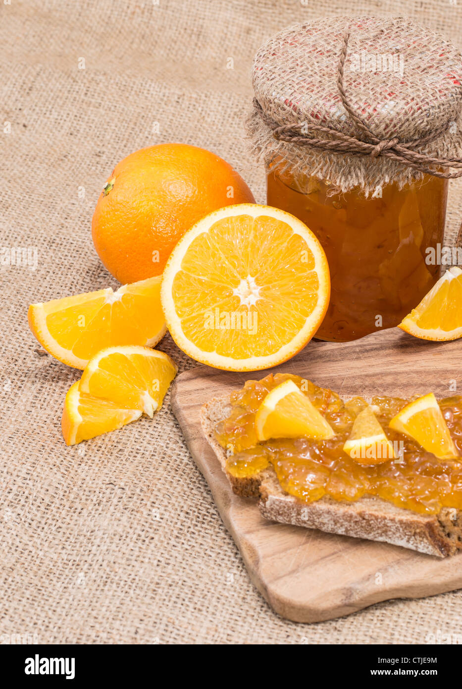 Fatta fresca Marmellata di colore arancione su sfondo rustico Foto Stock