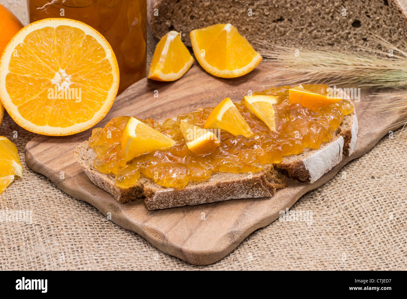 Fatta fresca Marmellata di colore arancione su sfondo rustico Foto Stock