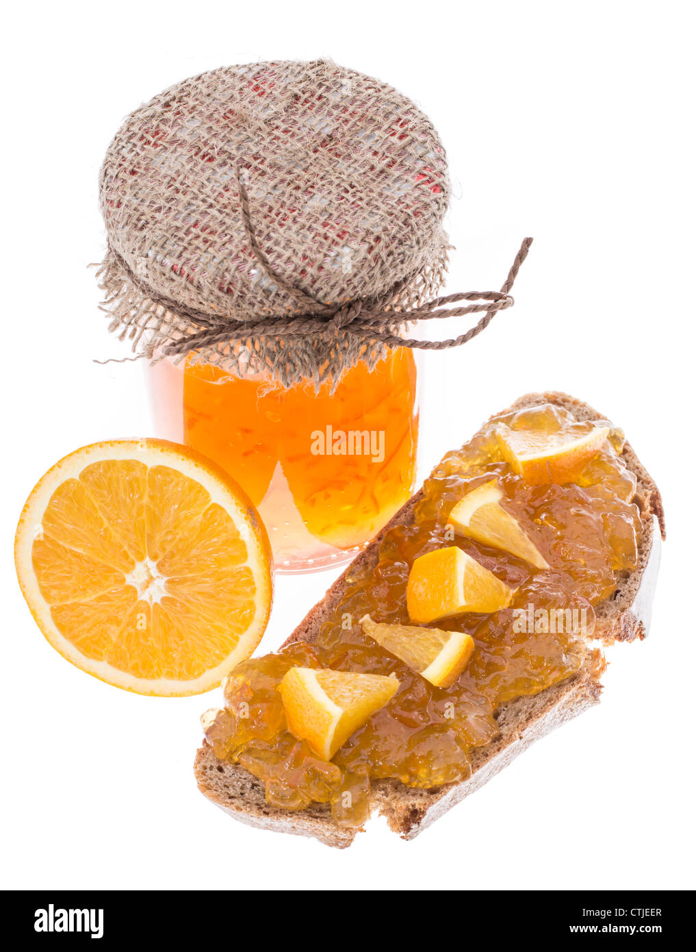 Marmellata di arancio in vaso con frutta e pane isolati su sfondo bianco Foto Stock