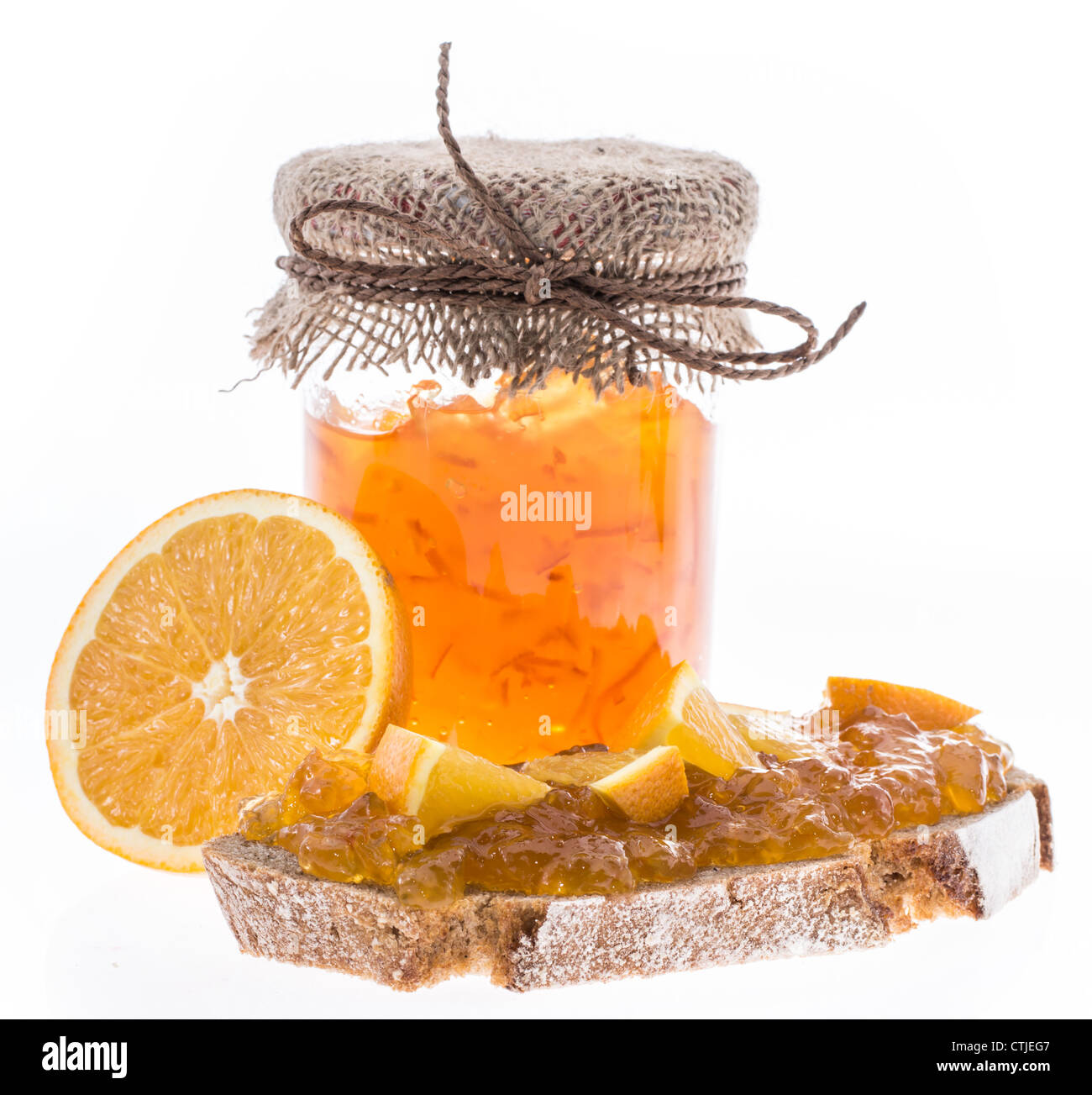 Marmellata di arancio in vaso con frutta e pane isolati su sfondo bianco Foto Stock