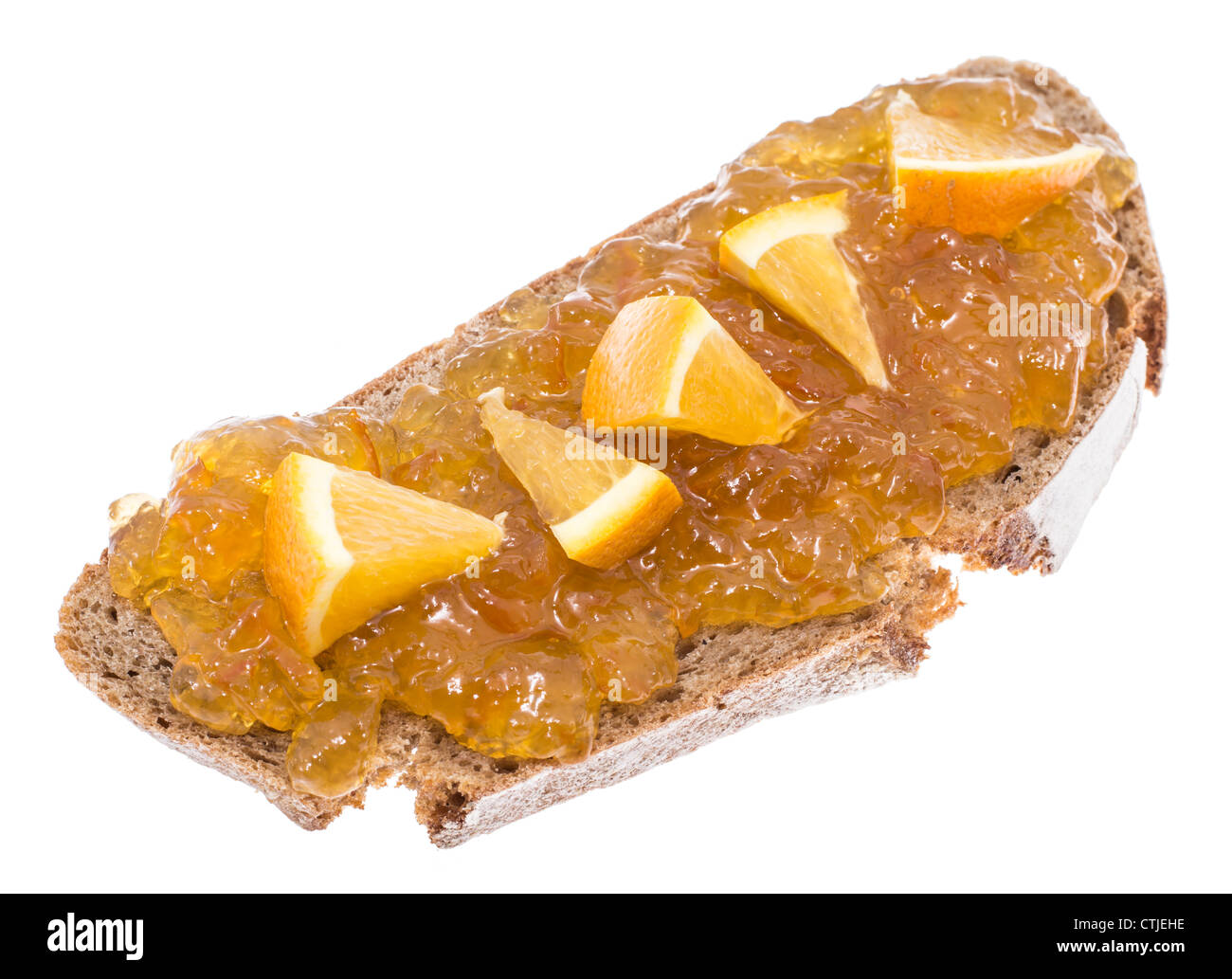 Fetta di pane con marmellata di arancio isolato su sfondo bianco Foto Stock