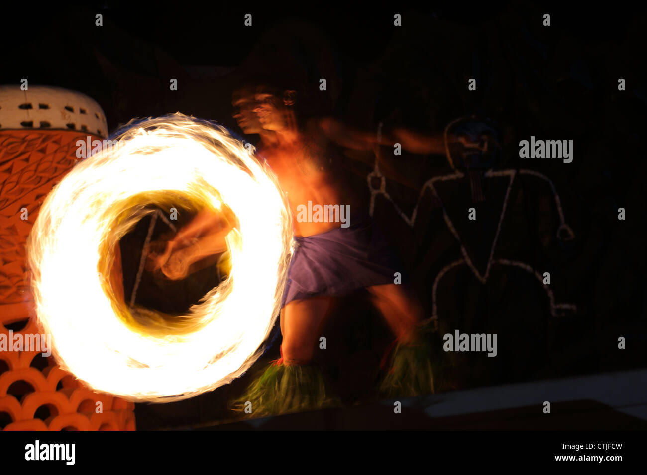 Fire performer a luau Hawaiiano Foto Stock