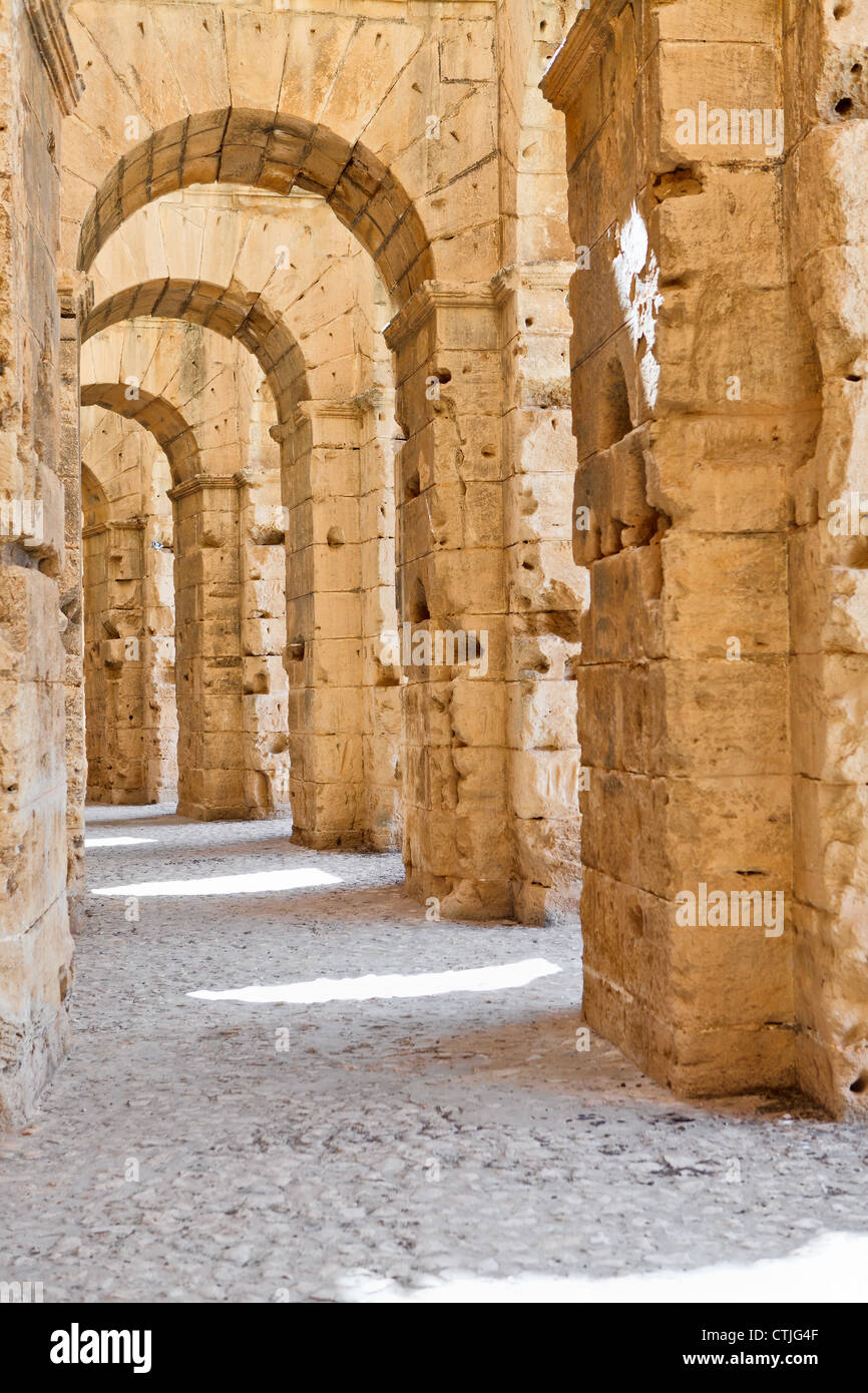 Demolite le antiche mura e gli archi in Anfiteatro tunisino in El Djem, Tunisia, Africa Foto Stock