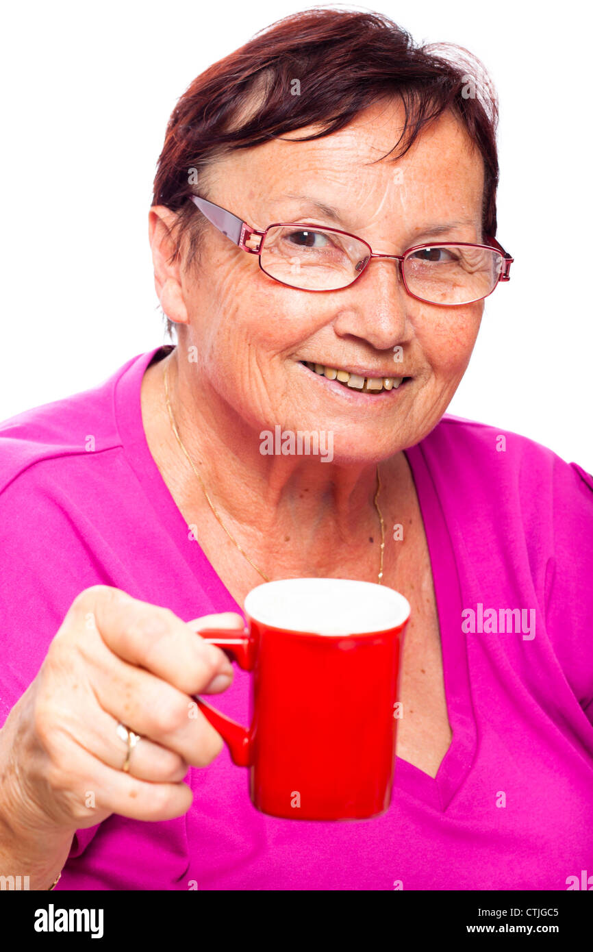 Sorridenti senior donna azienda tazza di caffè isolato su sfondo bianco. Foto Stock