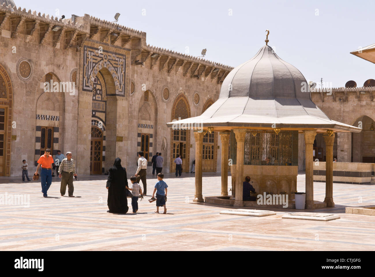 La Grande Moschea, Aleppo, Siria. Originariamente VIII secolo. Cortile con fontana. Aleppo city center è un Sito Patrimonio dell'umanità. Foto Stock