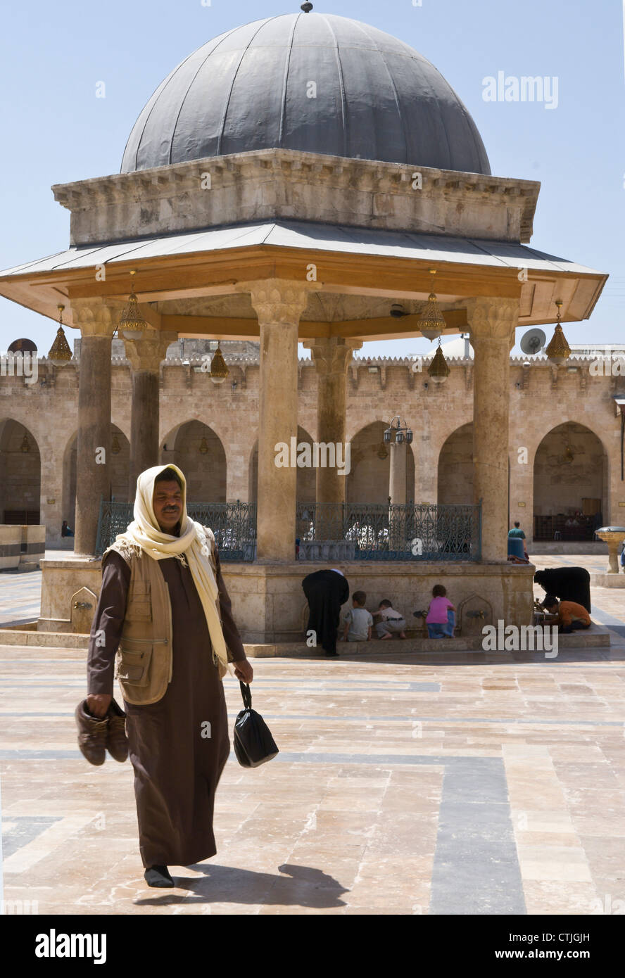 La Grande Moschea, Aleppo, Siria, Al-Jamaa al-Kebir. Le abluzioni fontana. Aleppo city center è un sito Patrimonio Mondiale dell'UNESCO Foto Stock
