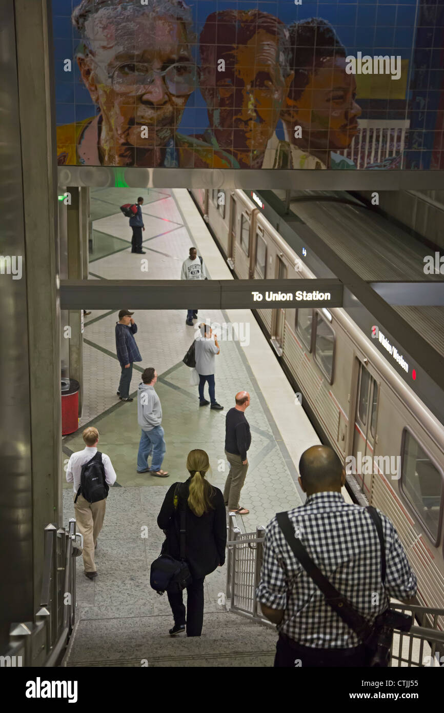 Los Angeles, California - i passeggeri attendere un treno in un metro per la stazione ferroviaria. Foto Stock