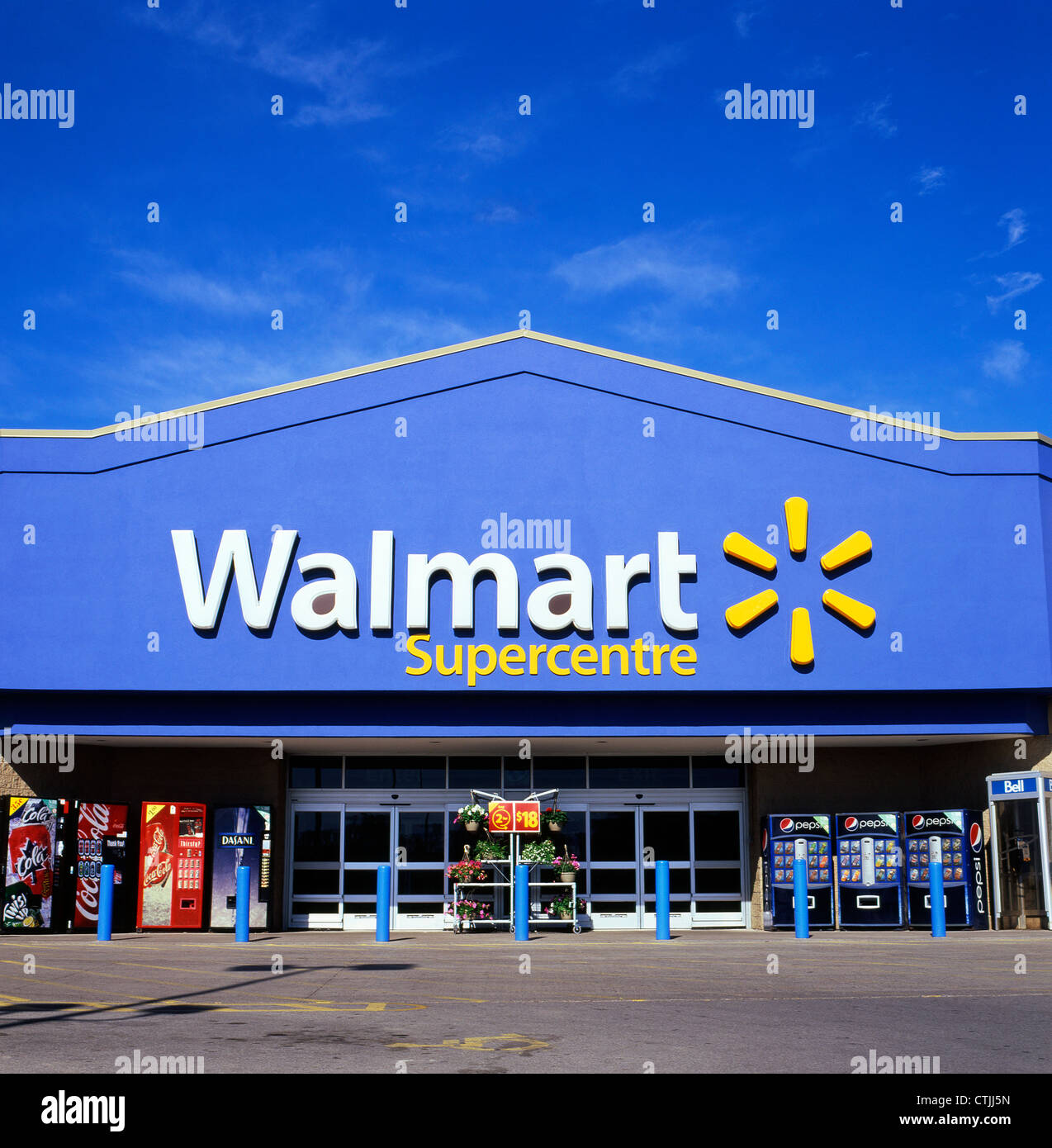 Vista frontale di un Walmart supercenter store segno esterno logo Ontario Canada KATHY DEWITT Foto Stock