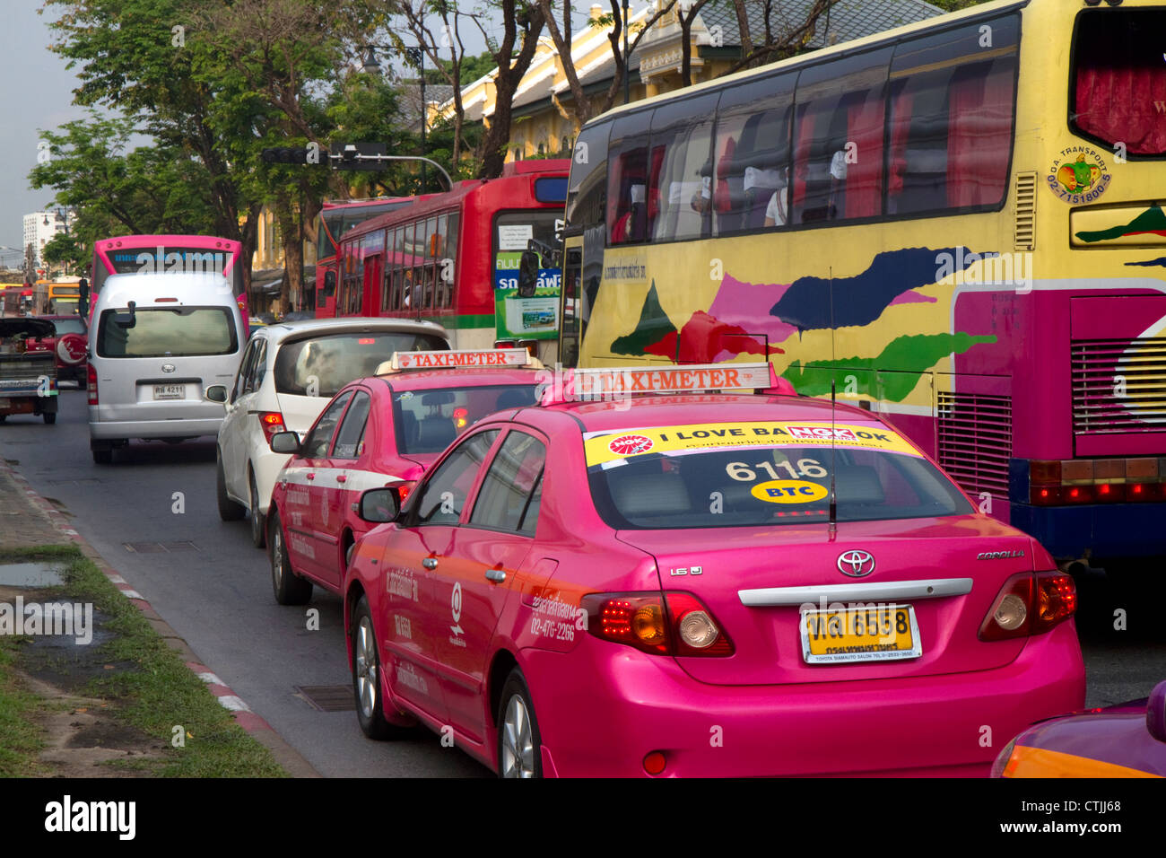 Bus e traffico automobilistico vicino al Grand Palace a Bangkok, in Thailandia. Foto Stock