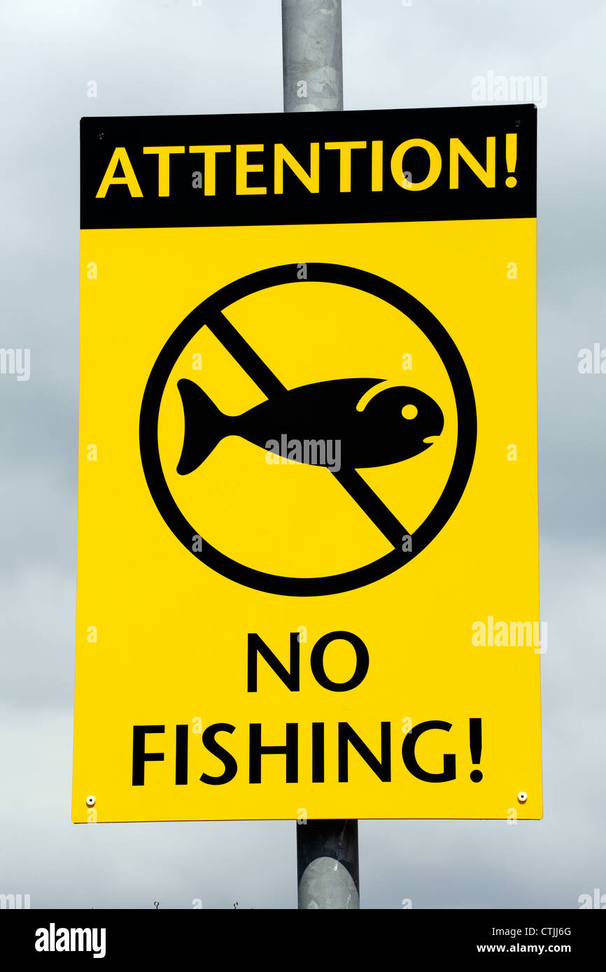 Un cartello di informazione No Fishing al porto di Largs sul Firth di Clyde nel Nord Ayrshire, Scozia, Regno Unito Foto Stock