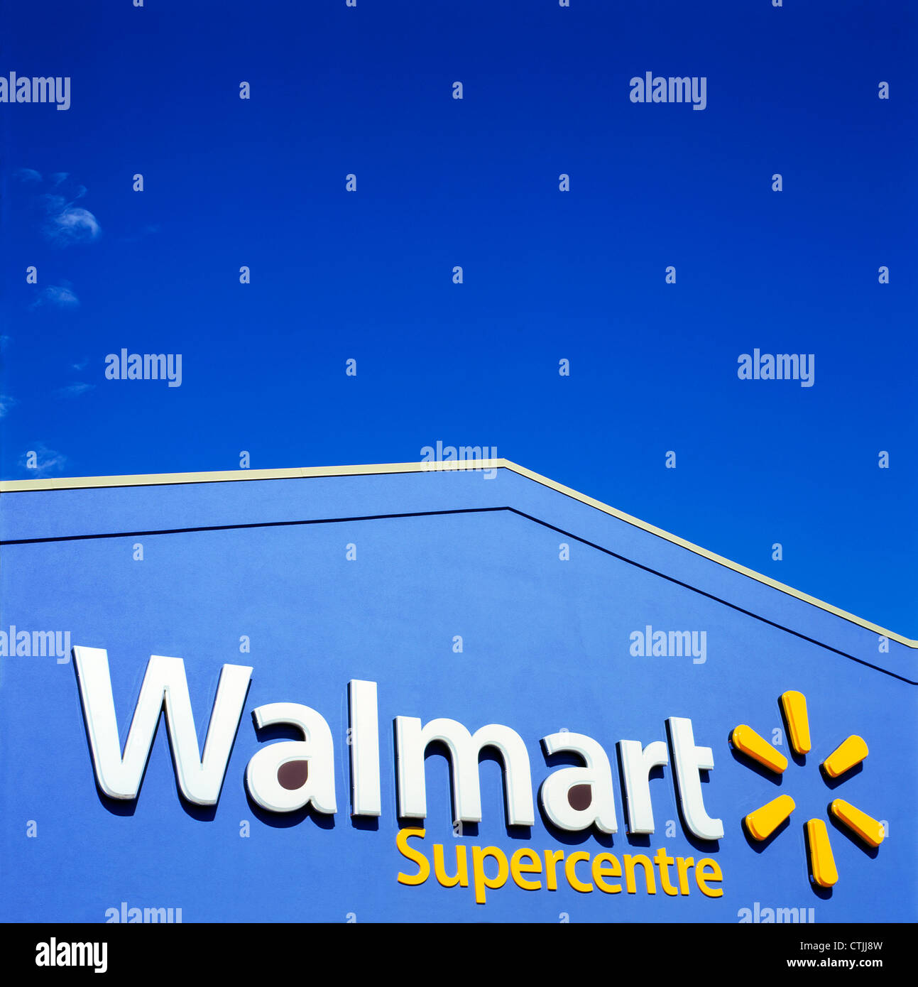 Walmart supercenter store segno esterno contro un cielo blu Ontario Canada KATHY DEWITT Foto Stock