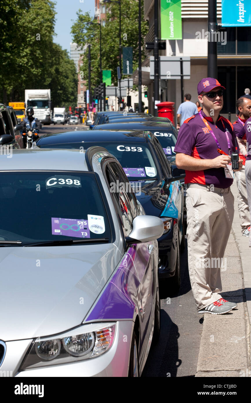 LOCOG autisti in attesa per il Comitato Olimpico Internazionale soci fuori l'Hilton Park Lane Hotel, Londra, Inghilterra. Foto Stock