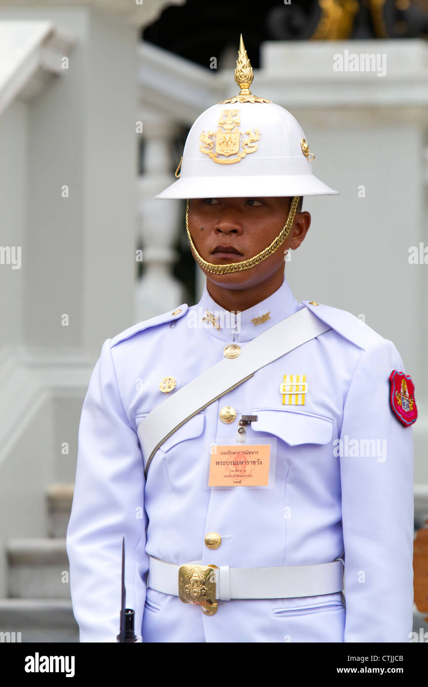 La protezione che indossa una divisa bianca al Grand Palace a Bangkok, in Thailandia. Foto Stock