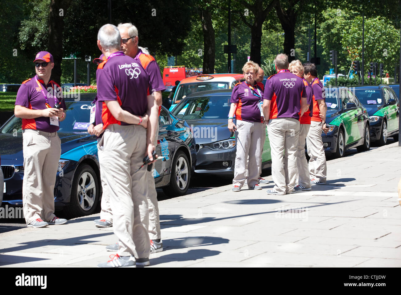 LOCOG volontario autisti in attesa per il Comitato Olimpico Internazionale soci fuori l'Hilton Park Lane Hotel, Londra, Inghilterra. Foto Stock