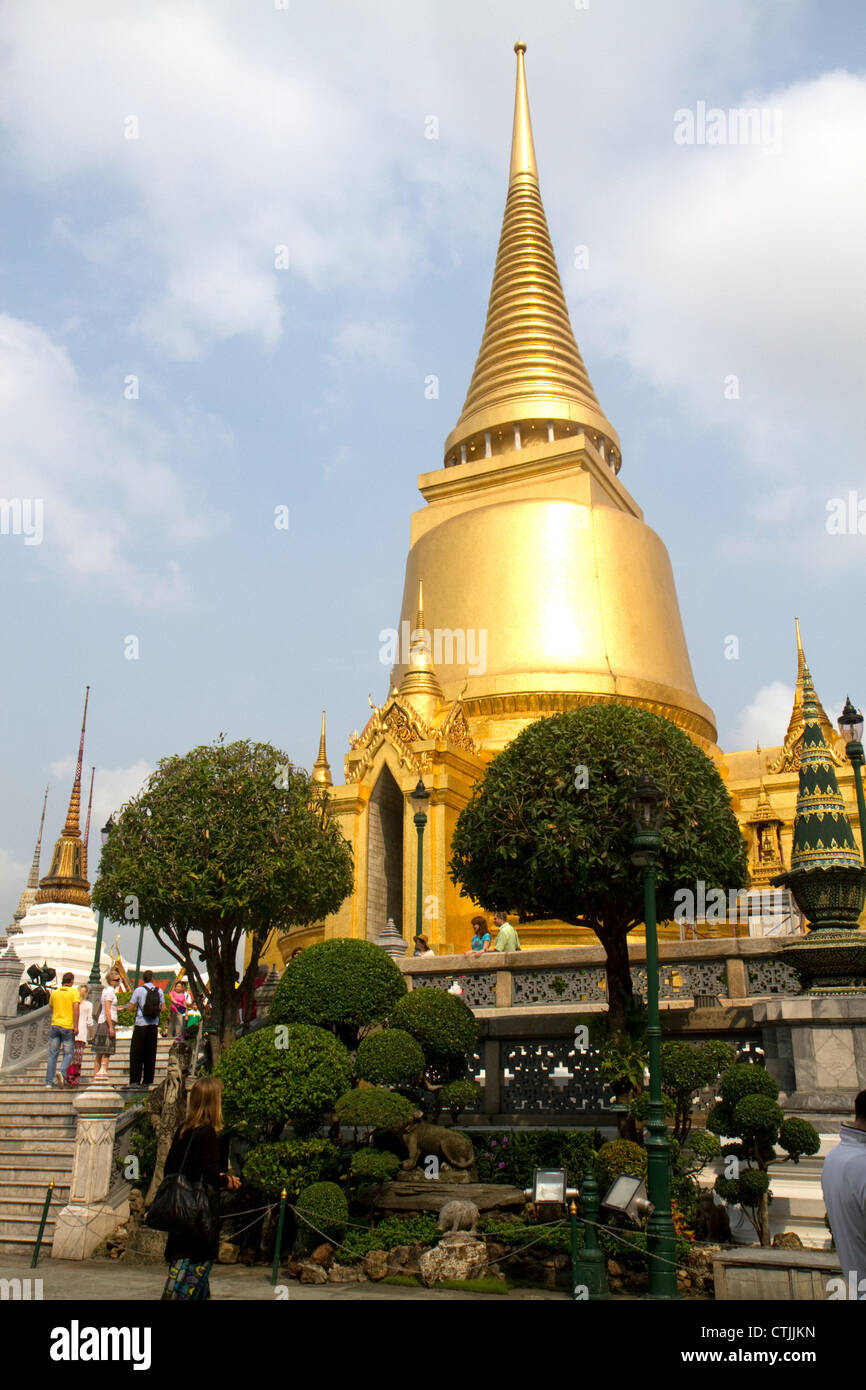 Phra Sri Ratana Chedi presso il Tempio del Buddha di Smeraldo situato entro il perimetro del Grand Palace, Bangkok, Thailandia. Foto Stock