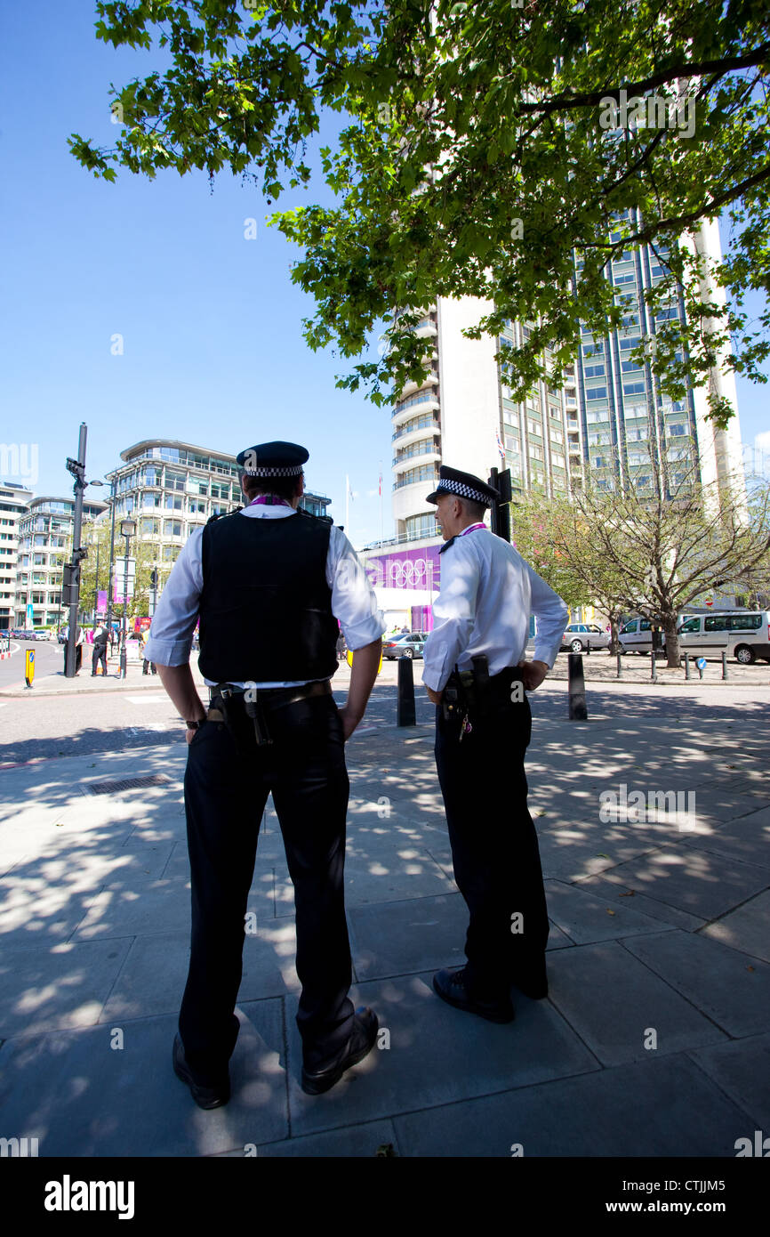 Sicurezza olimpica che circonda l'Hilton on Park Lane London, nel caso in cui il Comitato Olimpico Internazionale soggiorno durante le Olimpiadi Foto Stock