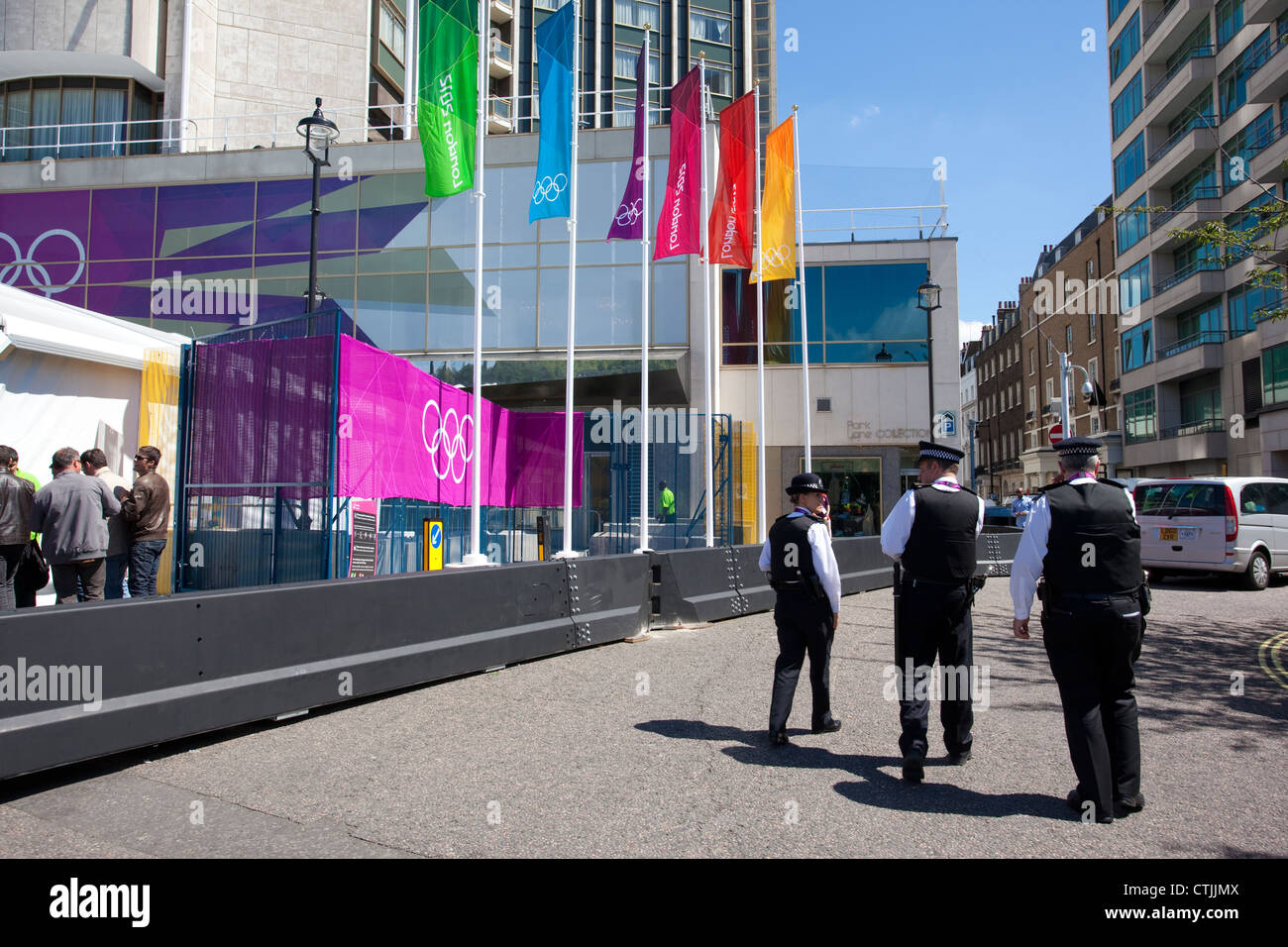 Sicurezza olimpica che circonda l'Hilton on Park Lane London, nel caso in cui il Comitato Olimpico Internazionale soggiorno durante le Olimpiadi Foto Stock