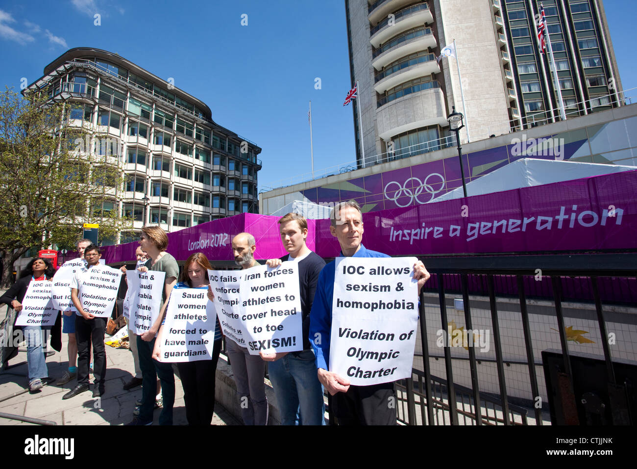 I dimostranti fuori l'Hilton on Park Lane London, nel caso in cui il Comitato olimpico internazionale ha rimanere durante le Olimpiadi di Londra. Foto Stock