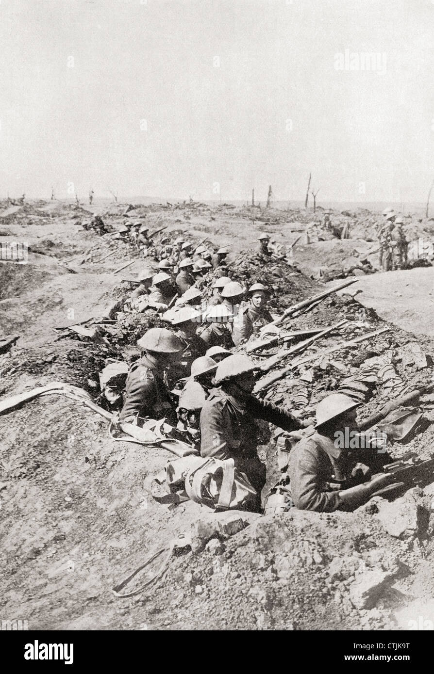 Soldati in attesa della fine di anticipo sulle somme altezze, Francia durante il mondo Ward. A partire dall'anno 1916 illustrata. Foto Stock