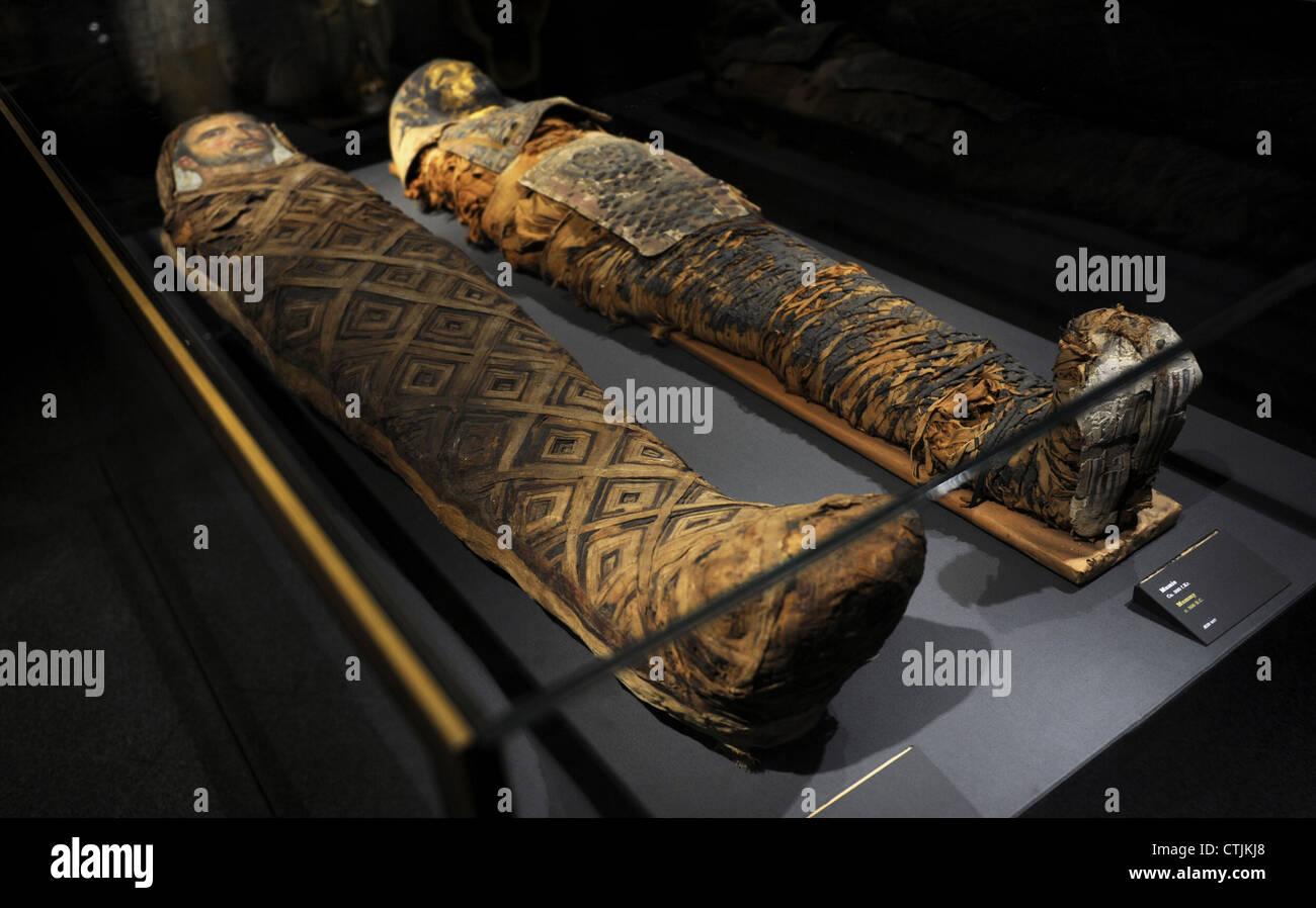 Mummie egizie. Sulla destra, la mummia datata c. 300 A.C. Sulla sinistra, la mummia datata c. 50 D.C. Foto Stock