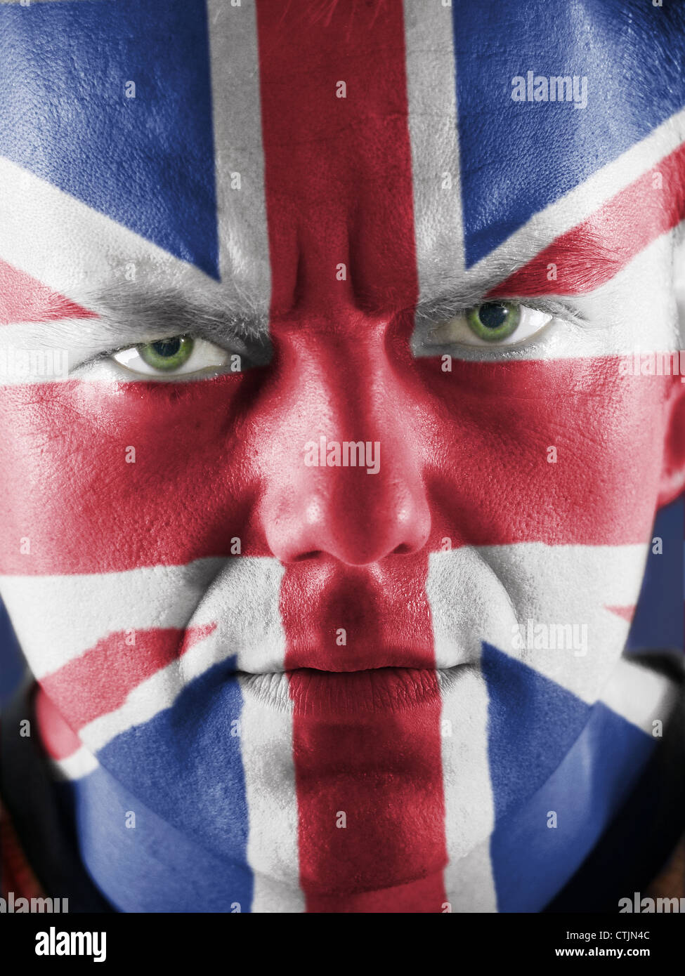 Primo piano del giovane sostenitore del Regno Unito volto dipinto con la bandiera nazionale i colori Foto Stock