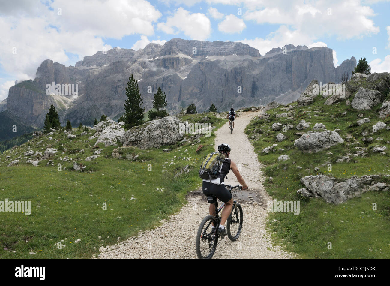 In mountain bike verso il massiccio del Sella nelle Dolomiti vicino al Passo Sella Foto Stock