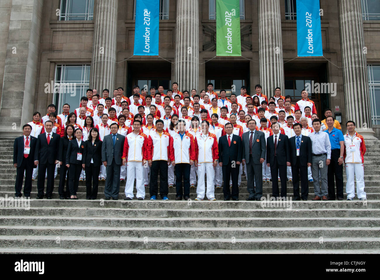 Cinese team olimpico in Leeds per le Olimpiadi del 2012 a Londra REGNO UNITO. Edificio di Parkinson Foto Stock