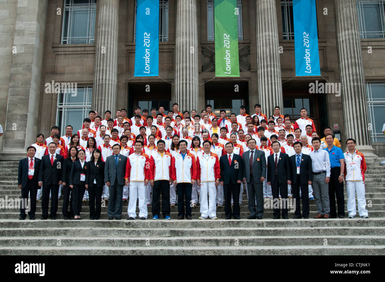 Cinese team olimpico in Leeds per le Olimpiadi del 2012 a Londra REGNO UNITO. Edificio di Parkinson Foto Stock