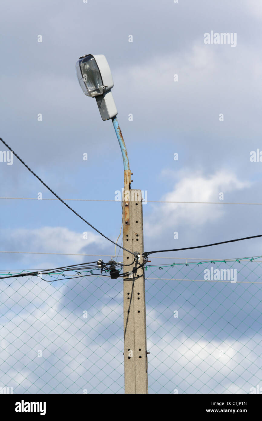 La vecchia strada lampada, foto sullo sfondo del cielo blu Foto Stock