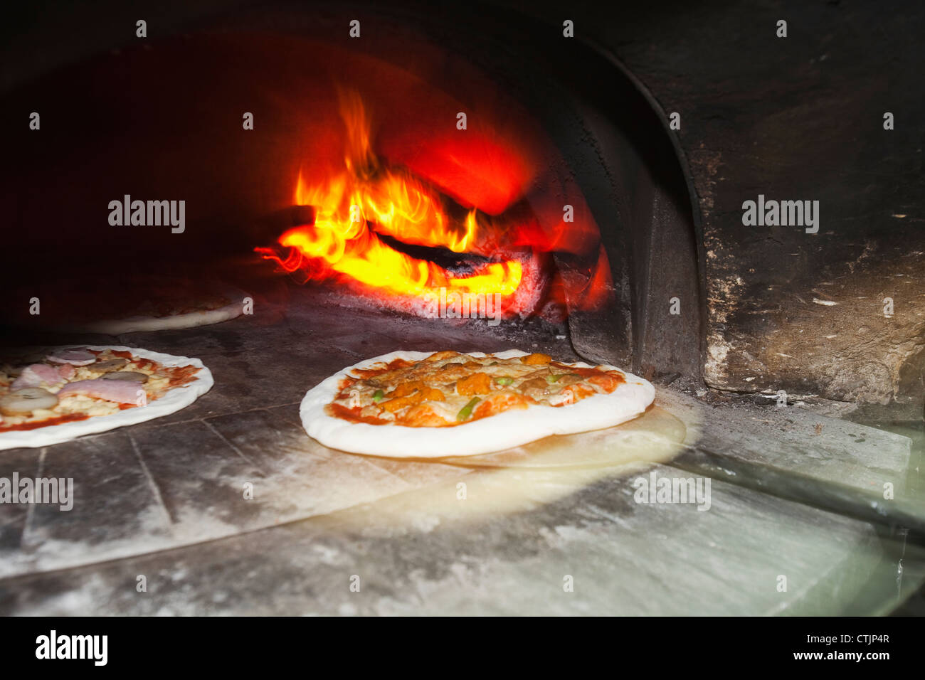 Wood-Fired forno con la tradizionale pizza italiana pronto per essere cotto al forno; Coolangatta, Queensland, Australia Foto Stock