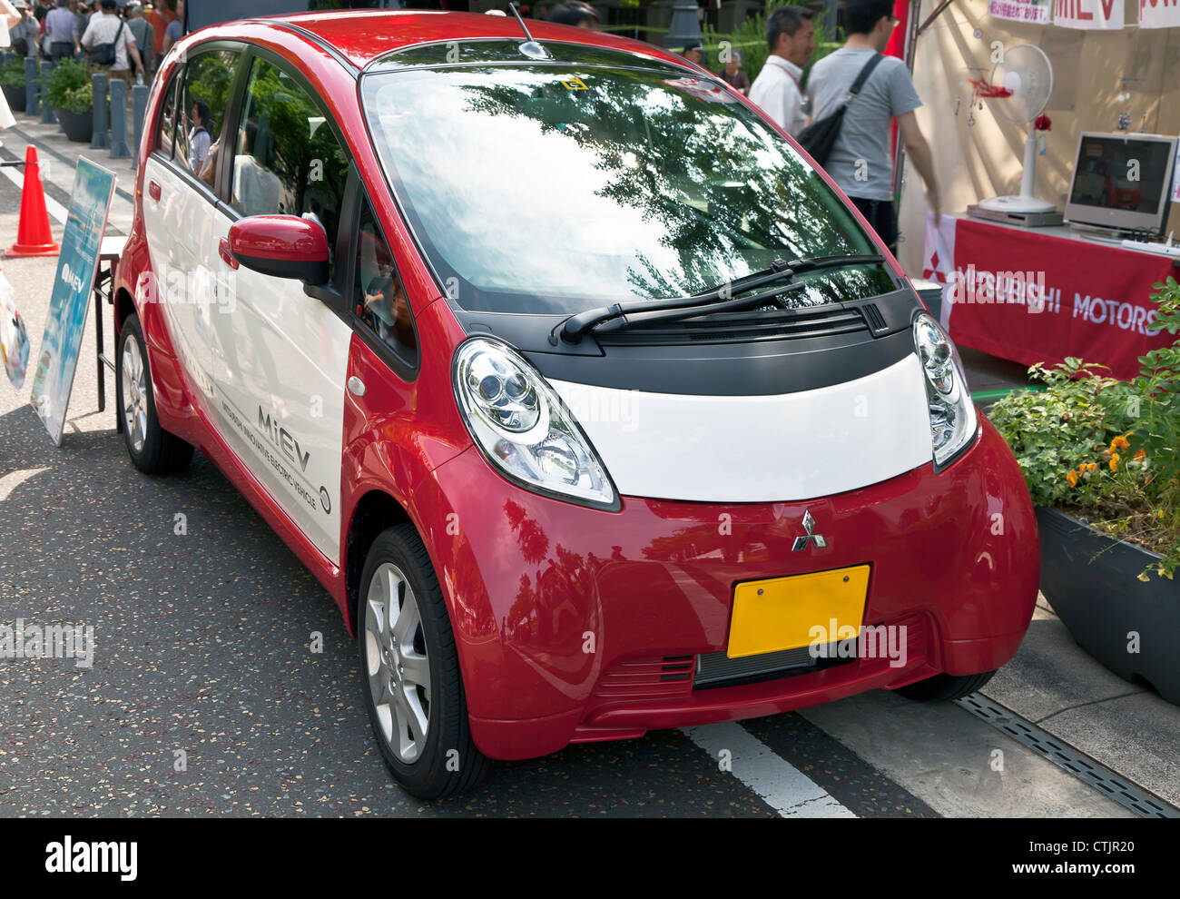 Mitsubishi MIEV sul display a Yokohama, Giappone Foto Stock