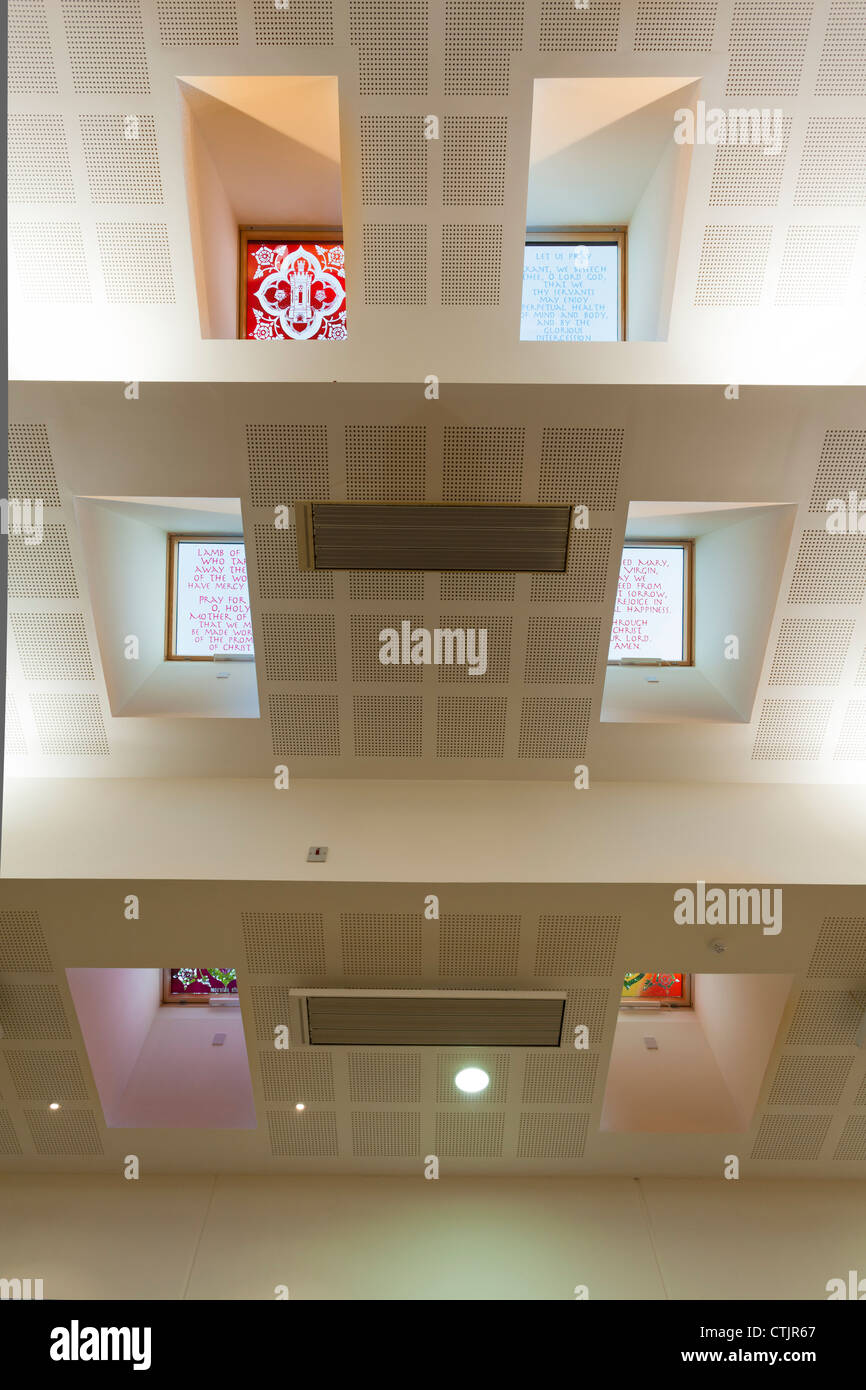 Il vetro macchiato vetri del tettuccio con scritta e preghiere nella Chiesa di Santa Maria in Alton Foto Stock