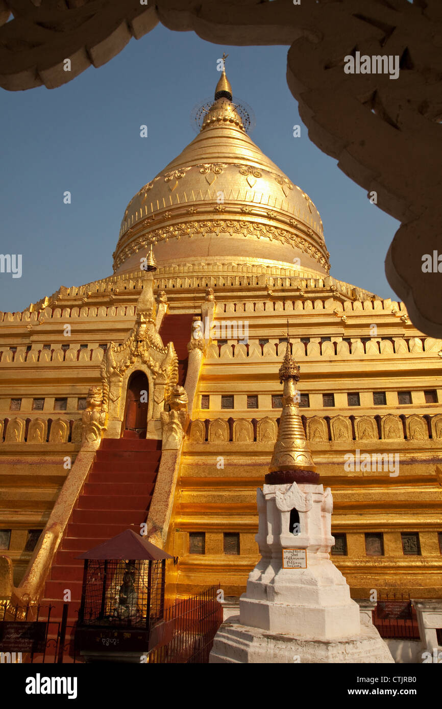 La Pagoda Shwezigon Paya () - un tempio buddista situato in Nyaung U, Myanmar (Birmania). Foto Stock